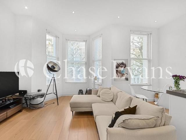 Flat for sale in Earl's Court, Greater London