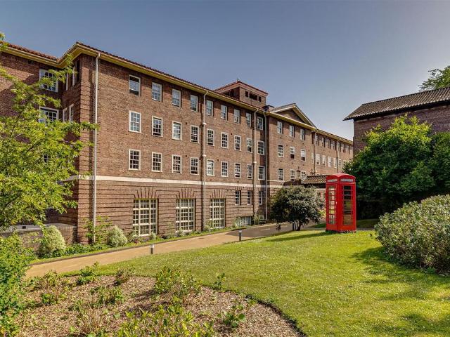 Flat for sale in Southfields, Greater London