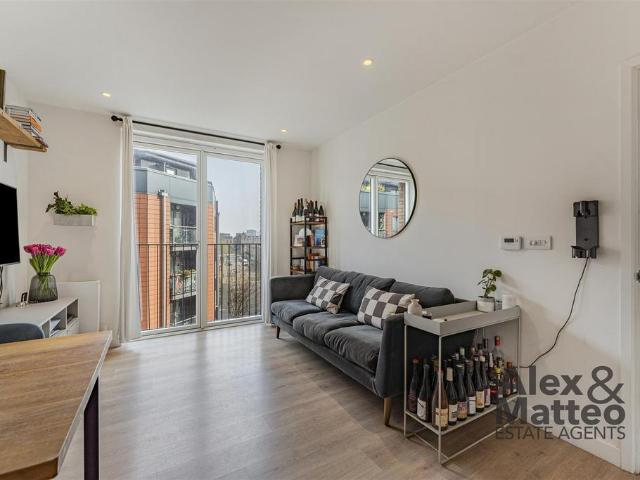 Flat for sale in Bermondsey, Greater London