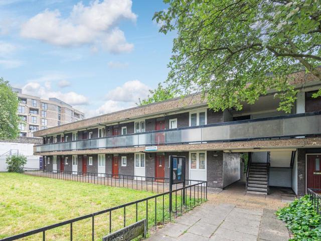Flat for sale in Camberwell, Greater London
