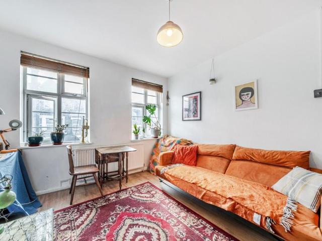 Flat for sale in Streatham, Greater London