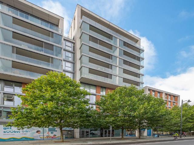 Flat for sale in London Borough of Wandsworth, Greater London