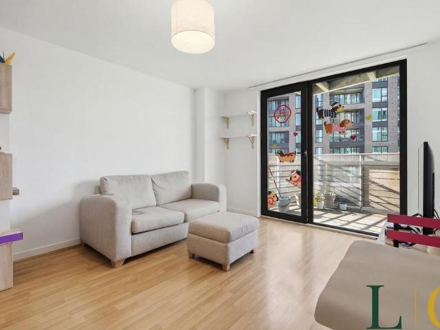 Flat for sale in Stratford Marsh, Greater London