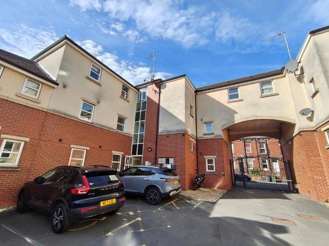 Flat for sale in Moor End, Leeds