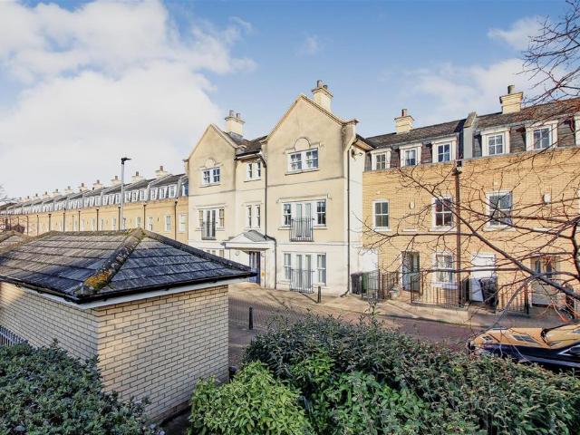 Flat for sale in Arbury, Cambridgeshire