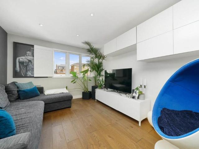 Flat for sale in Stockwell, Greater London