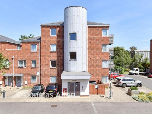 Flat for sale in Chadwell Heath, Greater London