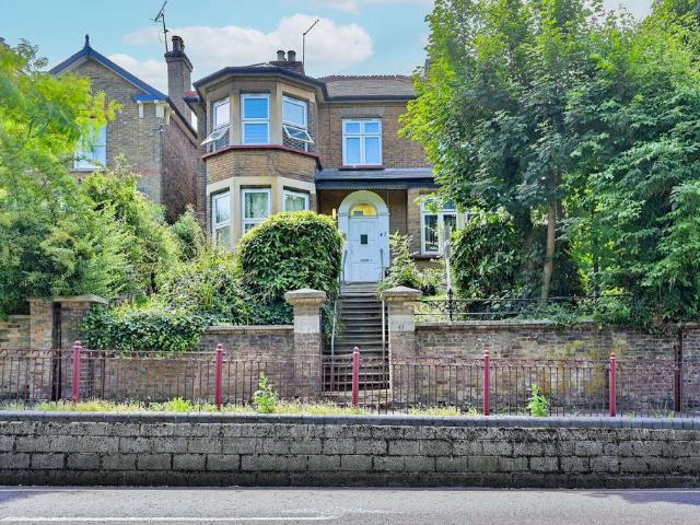 Flat for sale in Watford Heath, North Watford