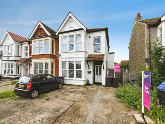 Flat for sale in Alton Barnes, Essex