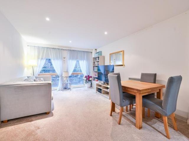 Flat for sale in Elephant and Castle, Greater London