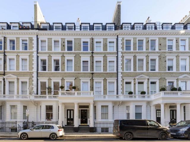 Flat for sale in South Kensington, Greater London