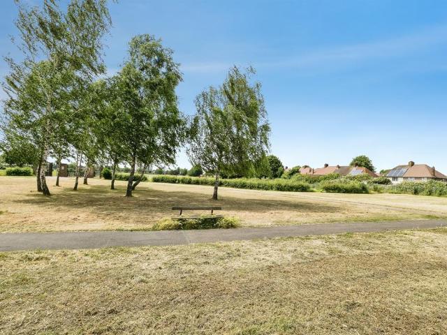 Flat for sale in Tilbury, Essex