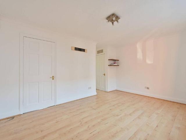 Flat for sale in North Watford