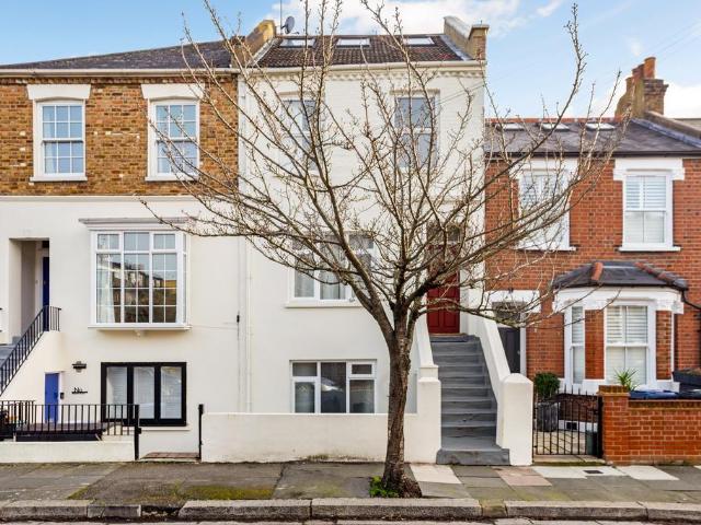 Flat for sale in London Borough of Ealing, Greater London