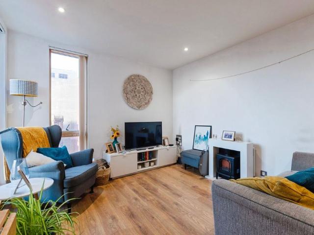 Flat for sale in Key Street, Suffolk