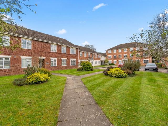 Flat for sale in Strawberry Hill, Greater London