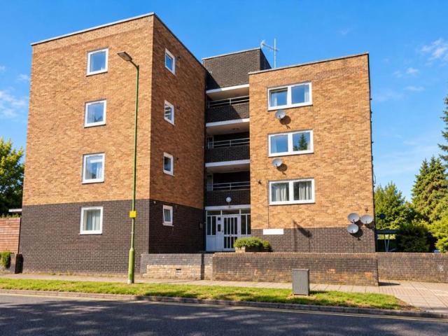 Flat for sale in Roe Green, Welwyn Hatfield