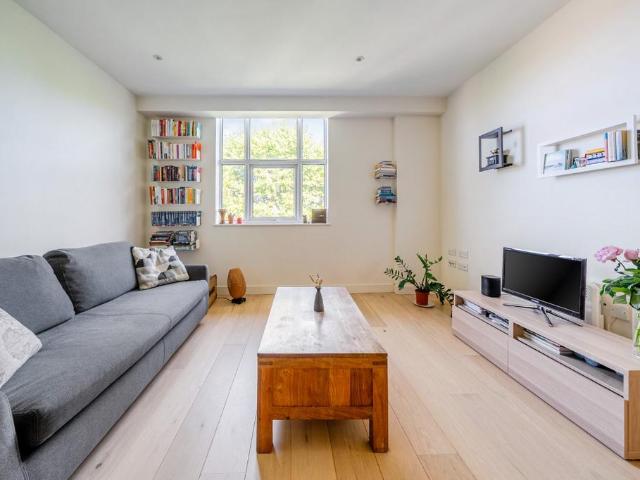 Flat for sale in London Borough of Ealing, Greater London