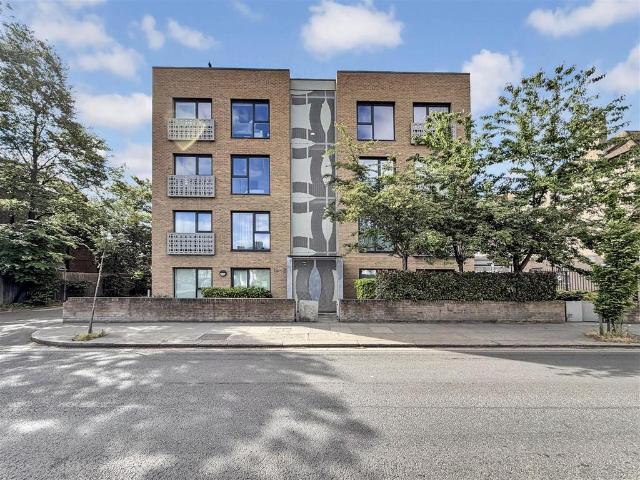Flat for sale in London Borough of Ealing, Greater London
