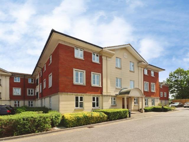 Flat for sale in Kingswood, Cadbury Heath