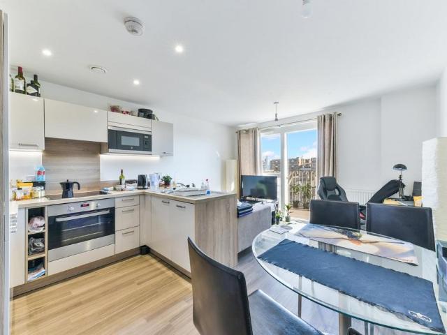 Flat for sale in London Borough of Lewisham, Ladywell