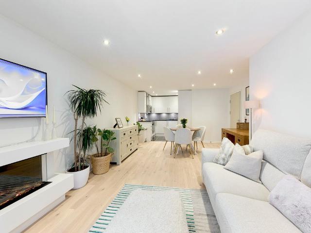 Flat for sale in Putney, Greater London