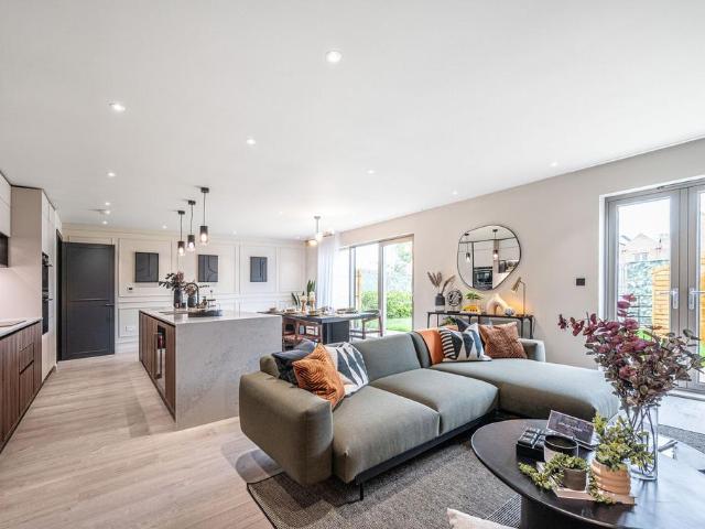Flat for sale in Cockfosters, Greater London