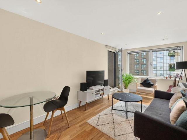 Flat for sale in Isle Of Dogs, Greater London