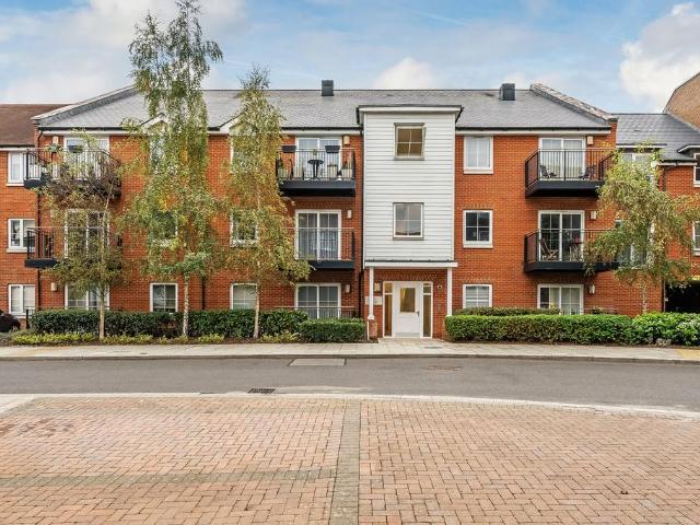 Flat for sale in The Butts, Kent