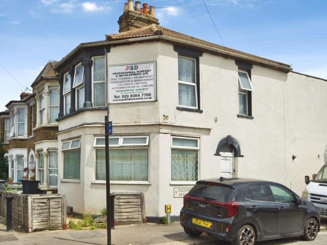 Flat for sale in Lower Edmonton, Greater London