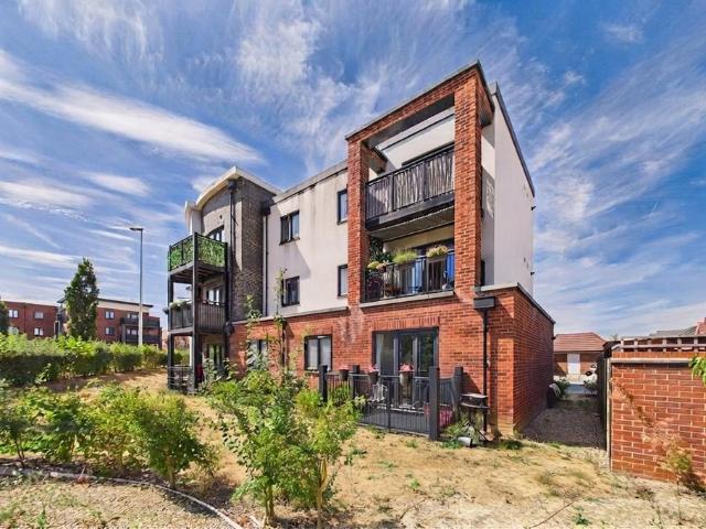 Flat for sale in Emmbrook, Wokingham