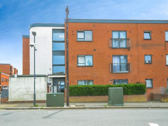 Flat for sale in Wealdstone, Greater London