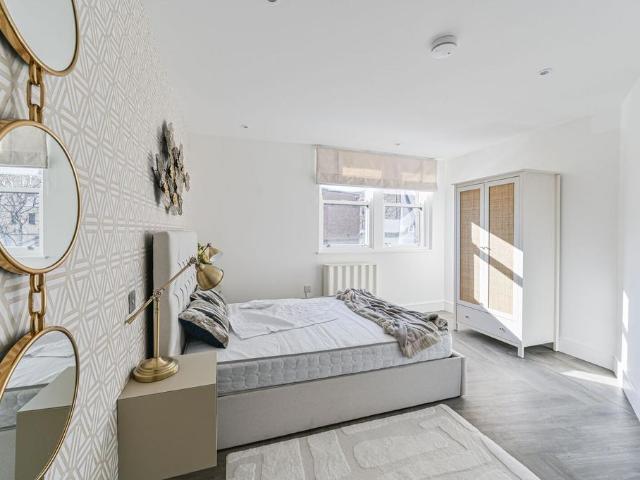 Flat for sale in Battersea, Greater London