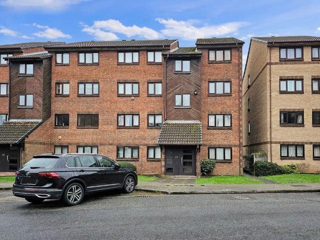 Flat for sale in London Borough of Ealing, Perivale