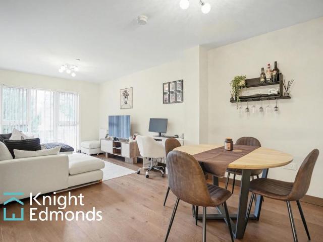 Flat for sale in Ringlestone, Midway