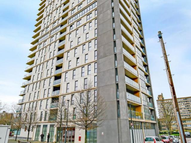 Flat for sale in Poplar Grove, Greater London