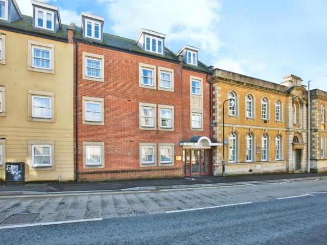 Flat for sale in Yeovil, Somerset