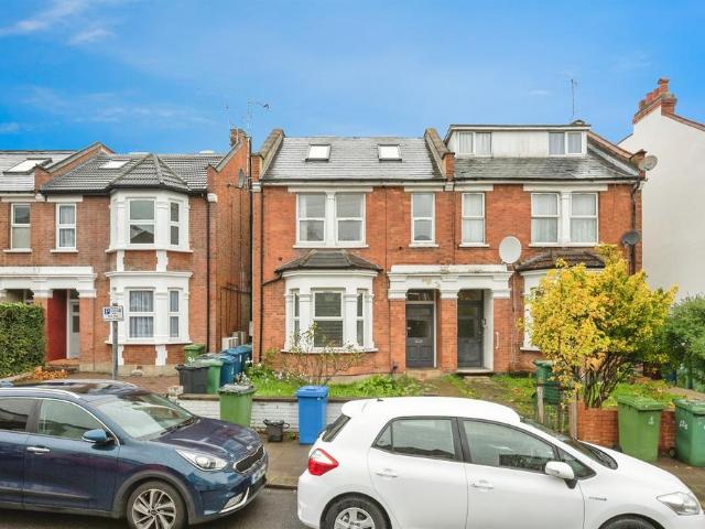 Flat for sale in Wealdstone, Greater London
