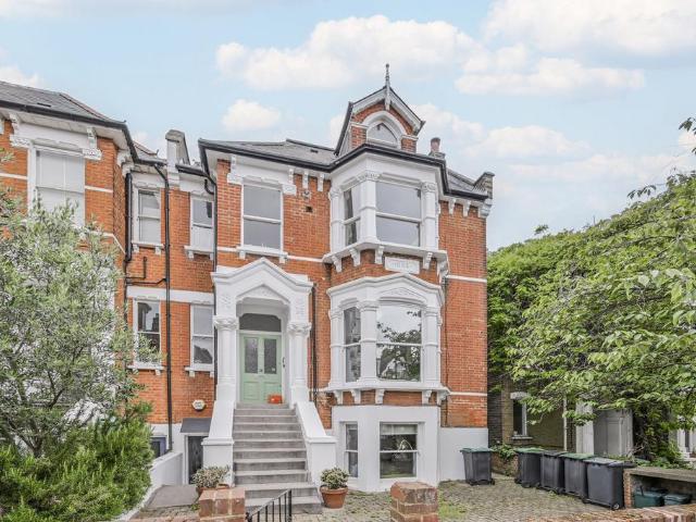 Flat for sale in Stroud Green, Greater London