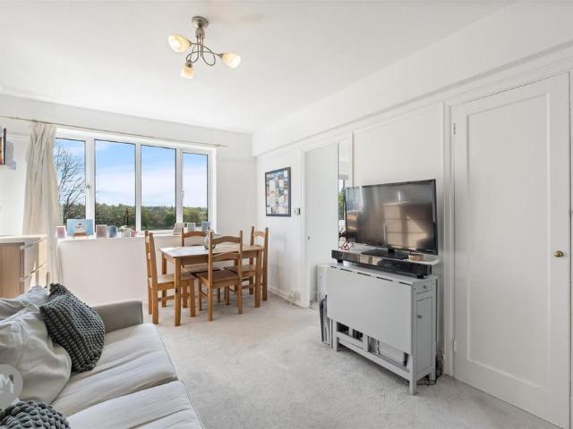 Flat for sale in Earlsfield, Greater London
