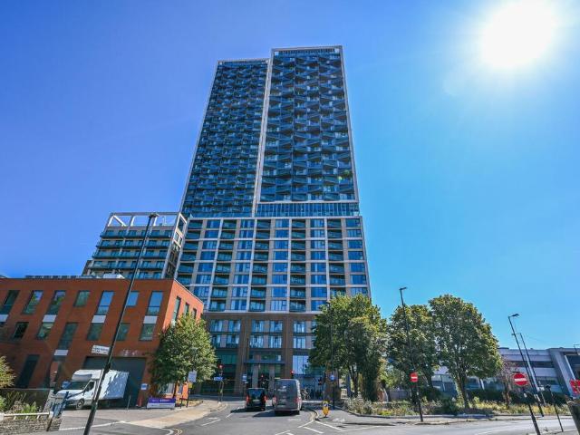 Flat for sale in London Borough of Ealing, Park Royal