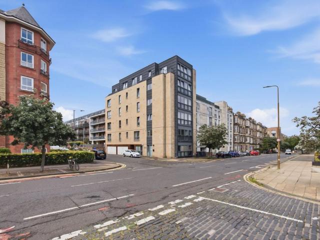 Flat for sale in Gayfield, Broughton