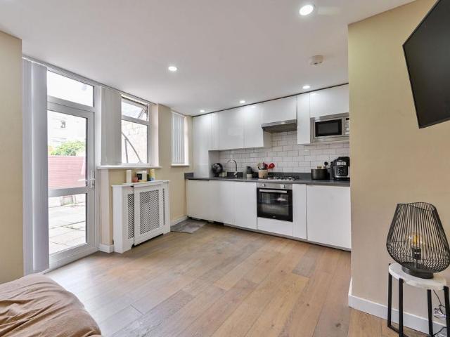 Flat for sale in Clapham, Greater London