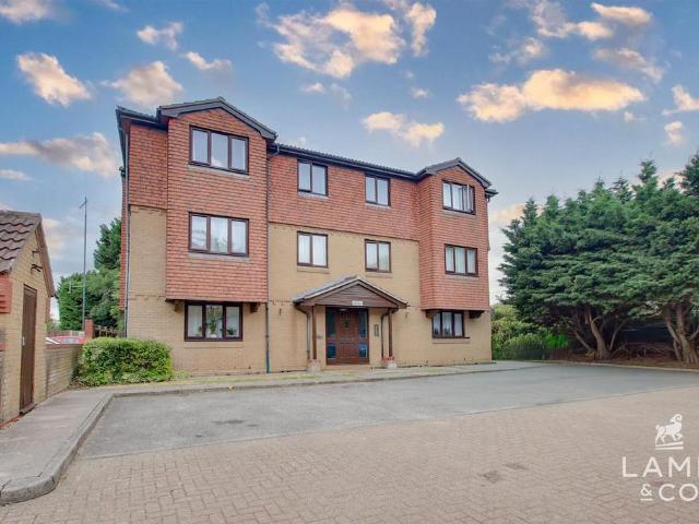 Flat for sale in Hythe, Fordham Heath