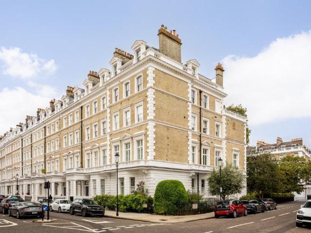 Flat for sale in Brompton, Greater London