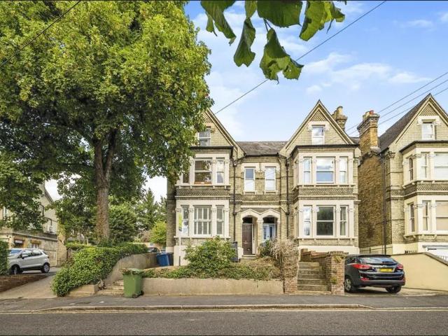 Flat for sale in Totteridge, Cressex