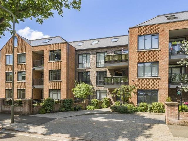 Flat for sale in Woodside Park, Greater London
