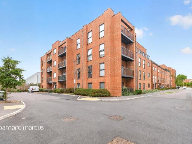 Flat for sale in Hackbridge, Greater London