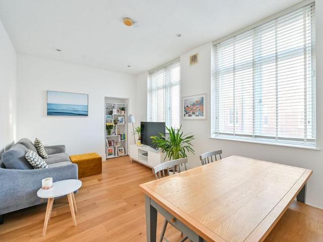 Flat for sale in Walworth, Greater London