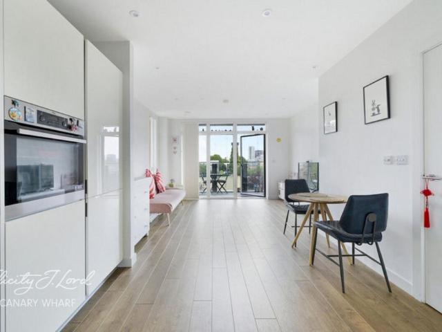 Flat for sale in Bromley-by-Bow, Poplar Grove